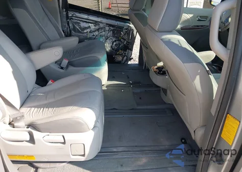 2011 Toyota Sienna Limited z USA, uszkodzony, nr VIN 5TDDK3DC9BS008275